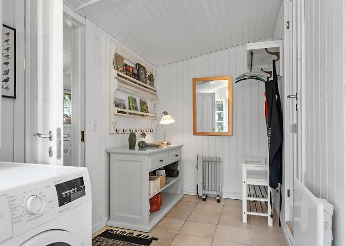 4 Bedroom Lovely In Holiday home Mern